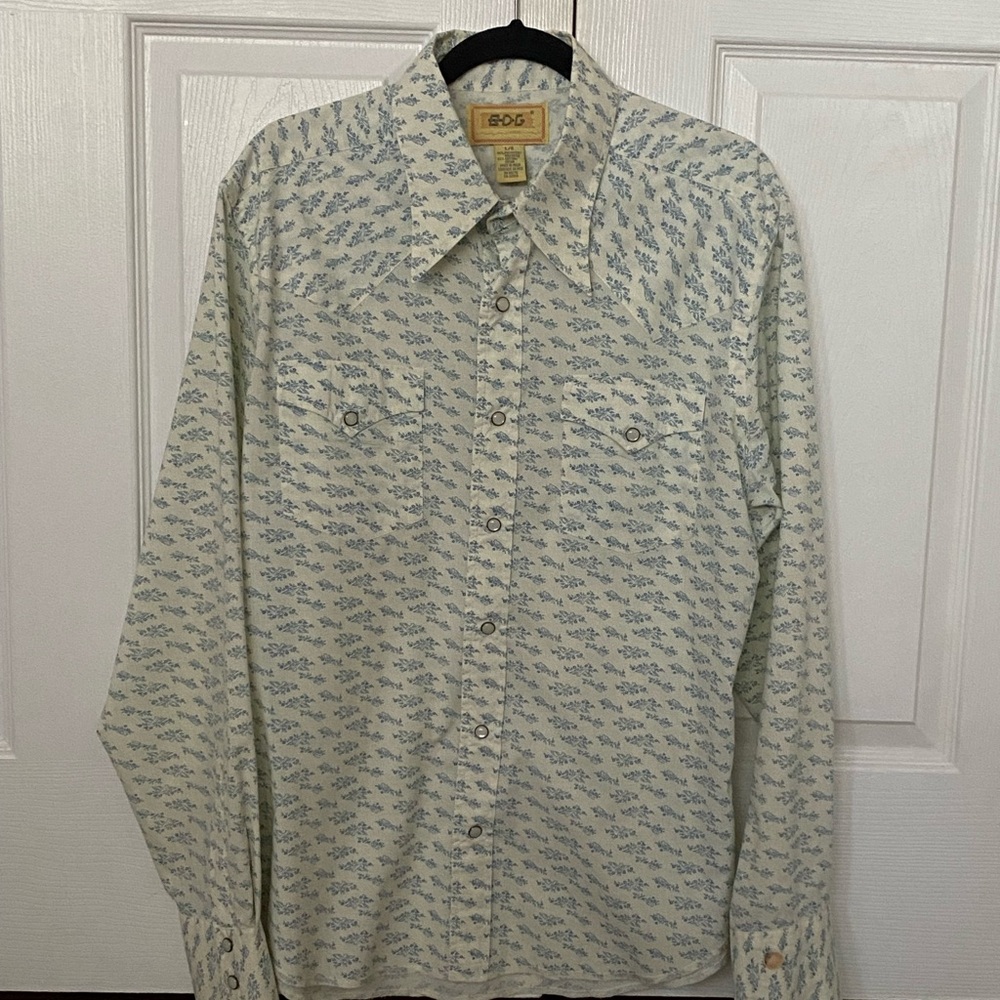 Men’s BDG western style shirt with snaps.